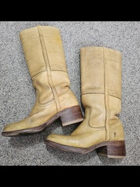 The VTG 90s Frye Campus Longhorn Banana Boots in women's size 6.5B